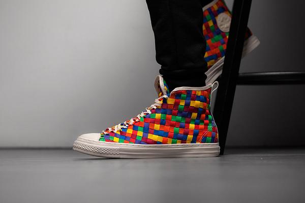 These Chucks are adorable &amp; with a quite brave color palette… hypebeast.com/2014/10/a-clos…