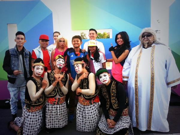triindonesia's tweet photo. Yang mau foto bareng mereka, jangan lupa follow @triindonesia dan @3030bali + posting dengan hashtag #3030Bali ya :) http://t.co/0HJqVcQBiH