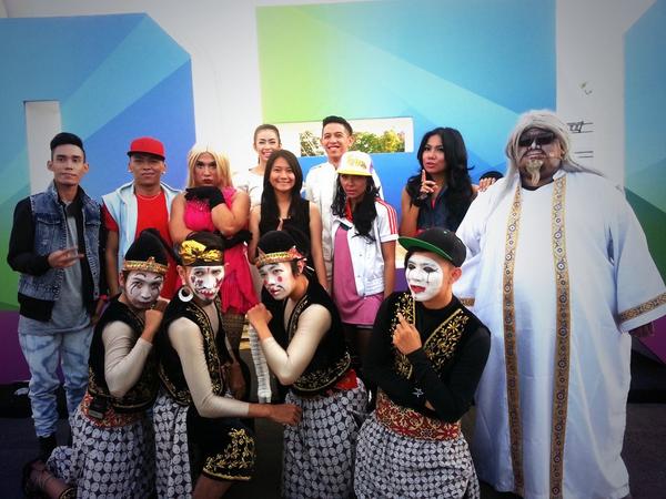 triindonesia's tweet photo. Yang mau foto bareng mereka, jangan lupa follow @triindonesia dan @3030bali + posting dengan hashtag #3030Bali ya :) http://t.co/0HJqVcQBiH