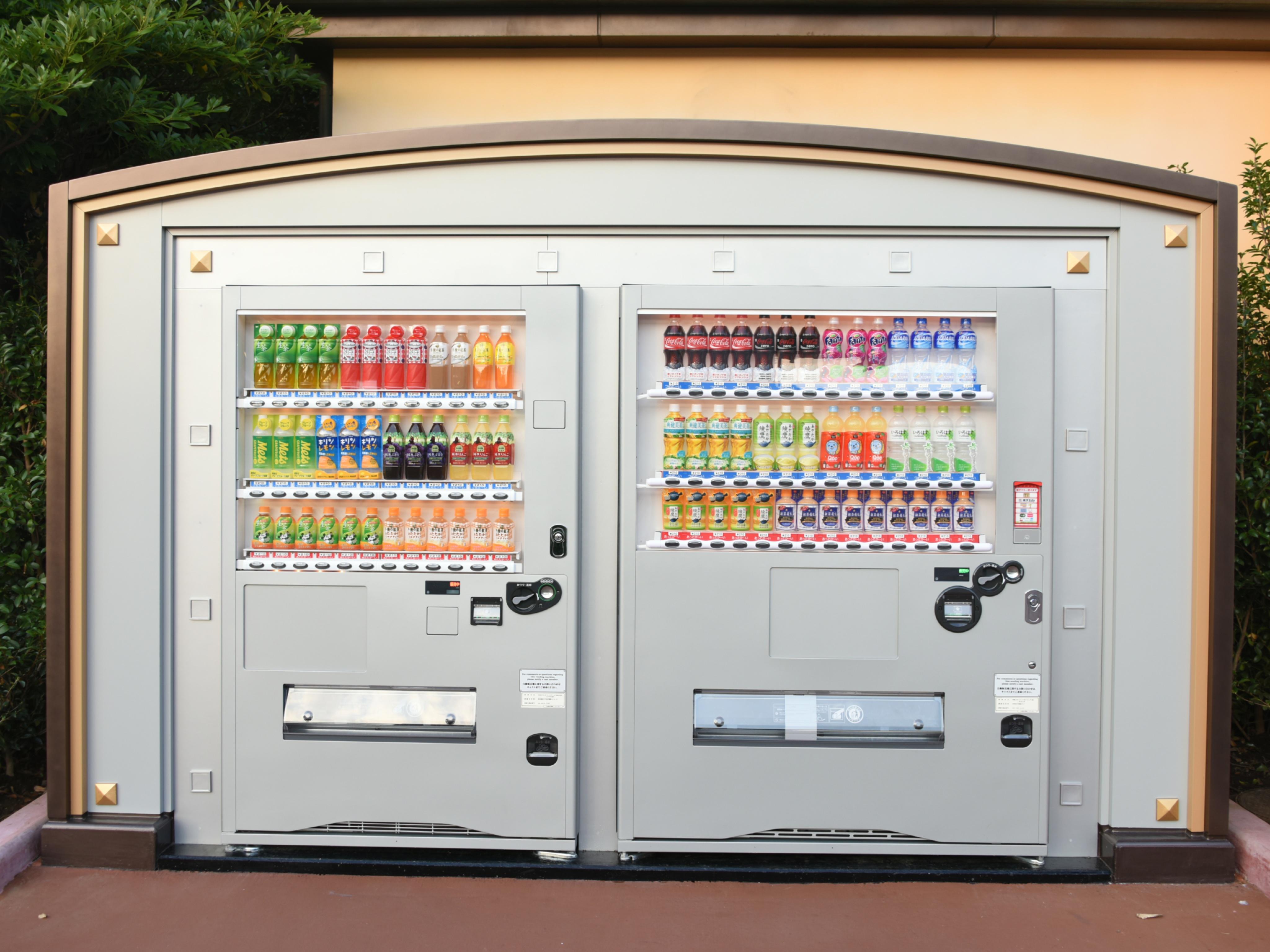 Mezzomikiのディズニーブログ ディズニーシーのバスターミナルそばに新設された自動販売機 オフィシャルスポンサーのコカコーラとキリンのドリンクが買えます 自販機では珍しいミッキーとミニーデザインの温かい生茶も Http T Co Gwj9hiupat Http T