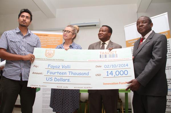 Halfa ya kukabidhi tuzo kwa vijana wabunifu waliobuni mifumo ya kutumia TEHAMA
