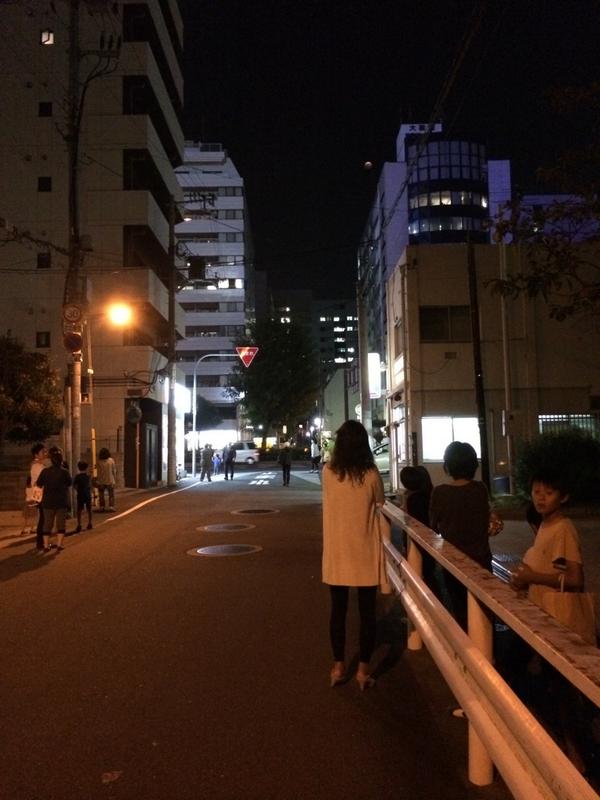 stoop13's tweet photo. 皆既月食でみんな空眺めてる。すてきやな〜 http://t.co/BhjQuOQUoZ