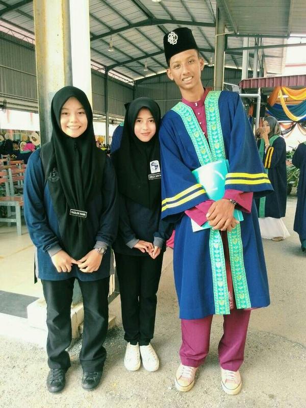 ChotRadzi's tweet photo. Selfie sampai tido. .hahahha
#harigraduasiF5
#studentspm
#smktmi http://t.co/bNKzJ8c6HF