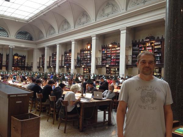 Viyana Üniversitesinin kütüphanesinin okuma salonu capcanlı: