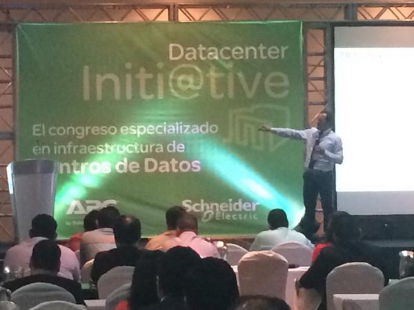 FasorSV's tweet photo. Joseva Calvo expone el tema "Data Center Prefabricados" http://t.co/6JI330gl9r