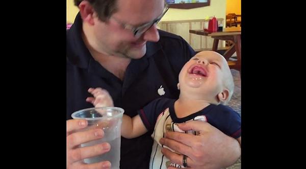 goldenmoustache's tweet photo. [CUTE] L'ivresse de l'eau. http://t.co/8TimvNMuh8 http://t.co/ED571VbORY