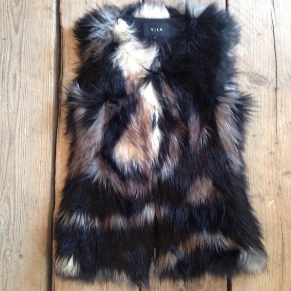 ANTICS_CLOTHING's tweet image. Fur ❤️ a massive trend for winter! VILA hit the fashion nail on the head with the synthetic fur Jkt 😍 only £60