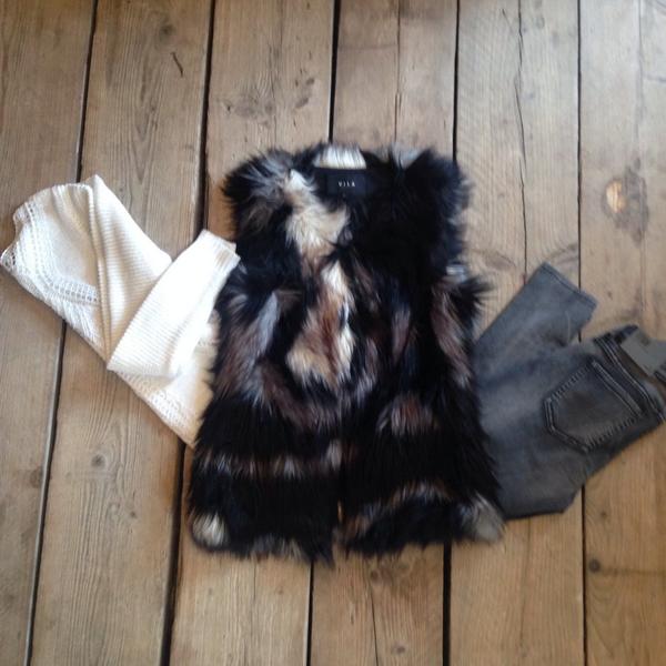 ANTICS_CLOTHING's tweet image. Fur ❤️ a massive trend for winter! VILA hit the fashion nail on the head with the synthetic fur Jkt 😍 only £60