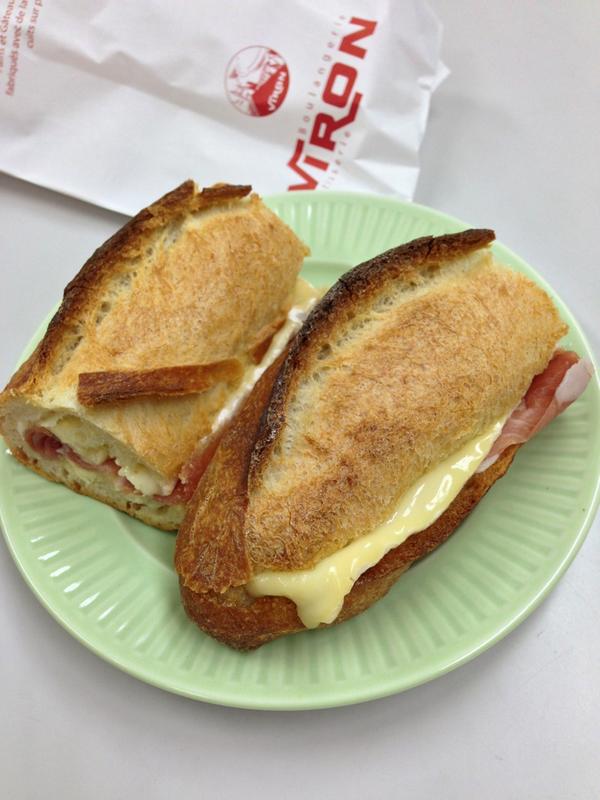 小日向 京 Viron ヴィロン のバゲットサンド ジャンボンクリュ ブリ ド モー 生ハムとブリ ド モーチーズにオリーブオイル そして生ハムの下には惜しげもなくエシレのバターが 購入時２つに切ってもらい ゆっくりと噛みしめていただく