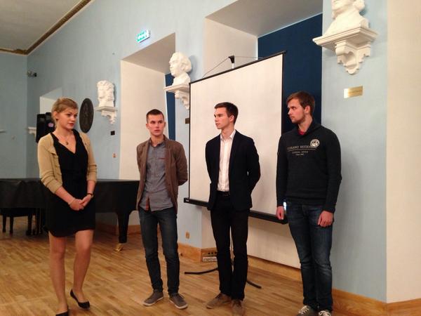 SHE_Network_EU's tweet photo. Students of the Gustav Adolf Gymnasium show their health promoting school to the SHE network members @GoofBuijs http://t.co/pNaFRto3hO