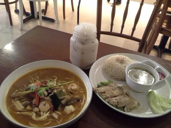 Tom yum noodle and hainan chicken rice.. *nomnomnom <a href="/mamakkitchen/">Mamak Kitchen</a>