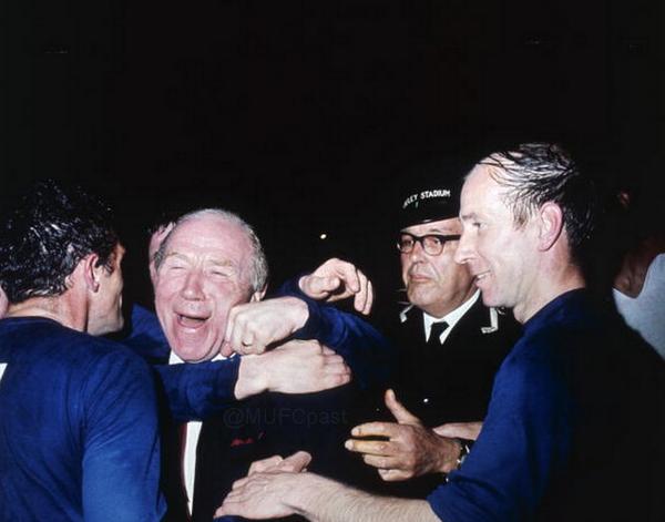 MUFCpast's tweet photo. Nobby Stiles holds the European Cup aloft while Sir Matt Busby celebrates #mufc http://t.co/deixS6Fc90