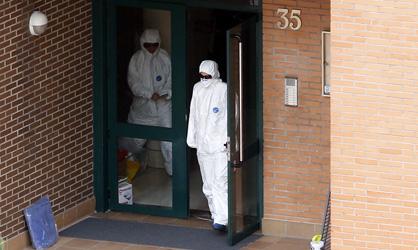 elpais_foto's tweet photo. #fotogalería Desinfección de la vivienda de Alcorcón http://t.co/5DMtxXAHko  #EbolaEnEspana #SalvemosaExcalibur http://t.co/oLoVjmMtsJ