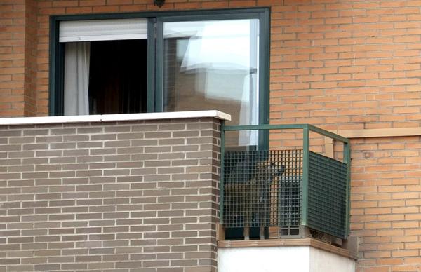 elpais_foto's tweet photo. #fotogalería Desinfección de la vivienda de Alcorcón http://t.co/5DMtxXAHko  #EbolaEnEspana #SalvemosaExcalibur http://t.co/oLoVjmMtsJ