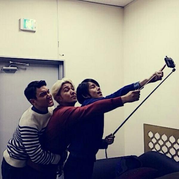VN_Camomiles's tweet photo. [TRANS]141008 @HeeZZinPang: Selfie stick is troublesomeㅡㅡ #Threefools #Foolishthreebrothers cr:13elieveSG http://t.co/Dm1LwuqK8Q