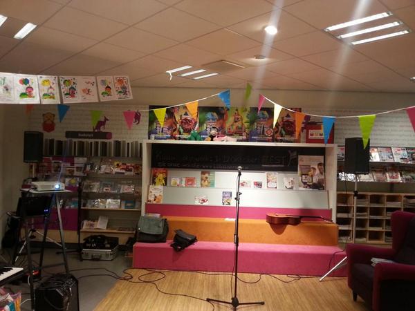 Vanaf 14:30 volop muziek in de bieb te Raalte. Een middag vol gitaar en zang!!! Thema FEEST!!!