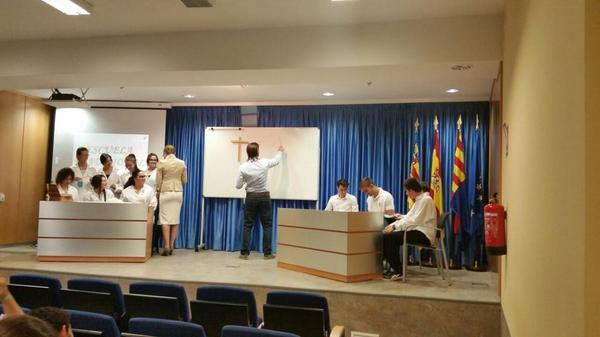 magisterioUCH's tweet photo. Fundamentos Didácticos I. El role- play como elemento formador. Escuela tradicional vs Escuela Nueva. http://t.co/q2X2Th9WRc