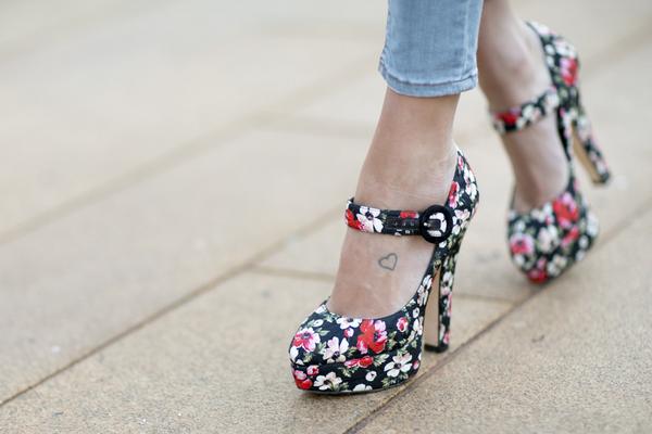 Cosmopolitan_es's tweet photo. Trucos de experta para andar con #tacones: http://t.co/oz4zdKQcmQ http://t.co/U8LSdJhb45
