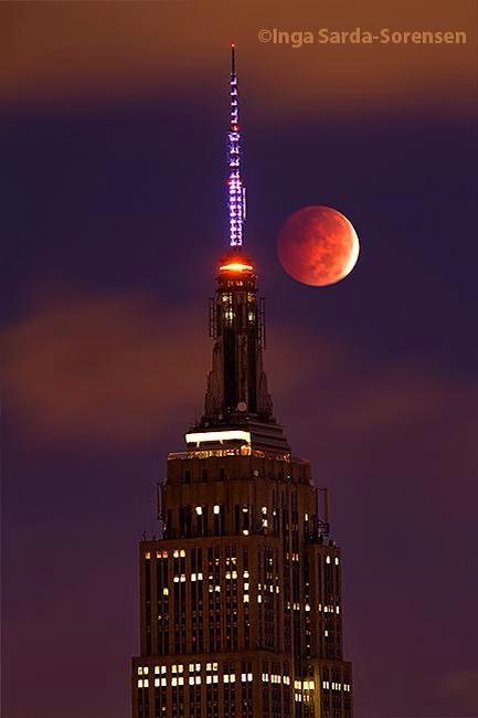 The_World_TH's tweet photo. #จันทรุปราคา #ดวงจันทร์สีเลือด #BloodMoon ที่นิวยอร์ก ณ ตึกเอ็มไพร์สเตต (Cr. @ isardasorensen) http://t.co/rynYRelaBO