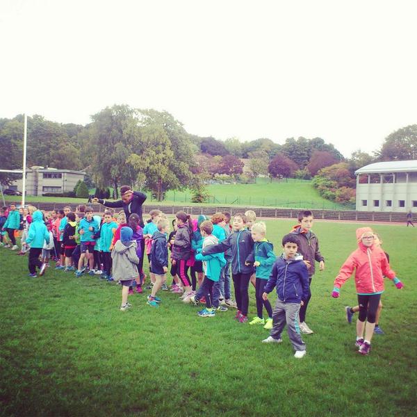 UniversiteLiege's tweet photo. @thiam_nafi offre un entraînement d'athlétisme à une cinquantaine d'enfants. #KidsinMouvDays #CIAPSE2014 #ULg http://t.co/gykSB6CjaK