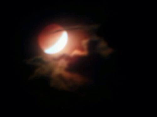 gentetuya's tweet photo. Esta madrugada el universo regaló un espectáculo un eclipse lunar que se pudo apreciar en RD http://t.co/UhSFkfBIfk http://t.co/0m6jzviVrv