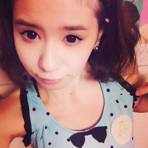 kaori_wakaumi's tweet photo. 今日はOFF✨🙈2人でゴロゴロ💕ディズニーのお土産アリスのパジャマ😂🎶#aliceinwonderland #roomware #Disney #Holiday http://t.co/sRsWkojfSp
