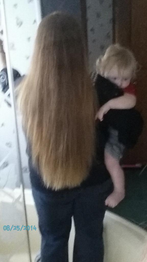 MarisaQuick's tweet photo. @willienelson Hey Willie how about auctioning my hair! I could use the $$! Lol http://t.co/hPaKN303bX
