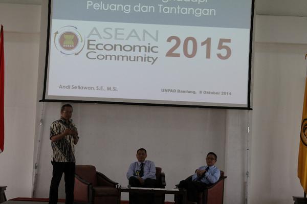ariefrisman's tweet photo. Sama2, salut &amp; sukses utk mhsiswa pajak FEB Unpad @Taxcomtalk2014: Terimakasih pak @ariefrisman http://t.co/BfDYmDV5Ua