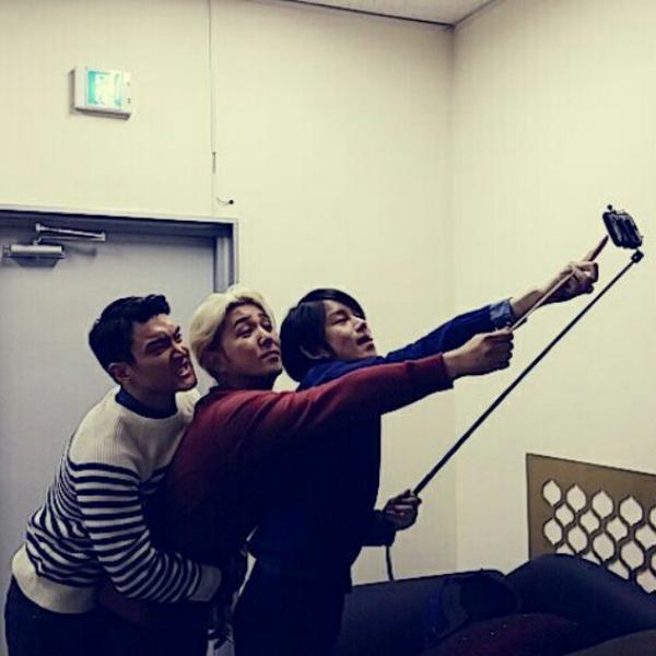 SuNgMiN_ViTaMiN's tweet photo. 141008Heechul Instagram Update Selfie stick is troublesomeㅡㅡ #Threefools #Foolishthreebrothers #SIWON #KANGIN #HEENIM http://t.co/NKe95qFBc6