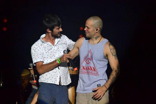 tuiterfrontera's tweet photo. Pucho de @vetustamorla y René de @Calle13Oficial antes de interpretar "Ojos color Sol".Imperdibles del #Frontera2014 http://t.co/RoNx2fwbux