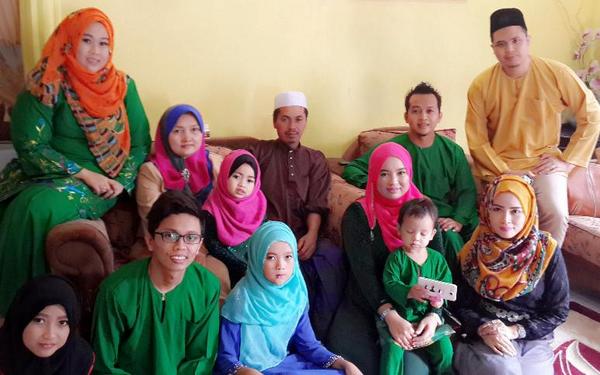 kikicun's tweet photo. #Throwback 
#aidiladha
#big_family http://t.co/QYm2J3BJ6I