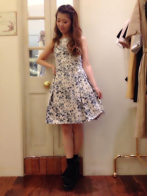 Dazzlin 仙台parco店 در توییتر おすすめ Moi店舗限定ワンピース 花柄ポンチワンピース 9 990 ホワイト ピンク ネイビー 膝上ちょうど上くらいの丈と 小花柄がお上品です いつものミニワンピと違う雰囲気に着れますよ O Http T Co Fxcnwmjtff