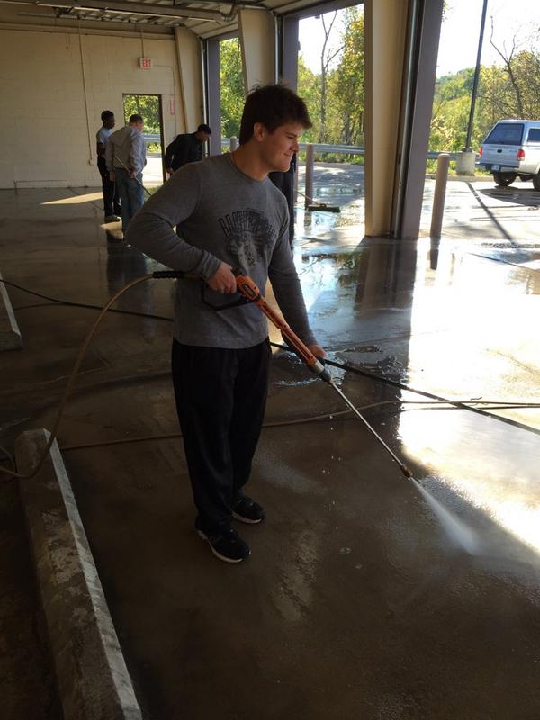 team4thewin's tweet photo. Future WizWash store manager @ricerules #BRDayOfService #kuschelecon http://t.co/ercuTZc2BP