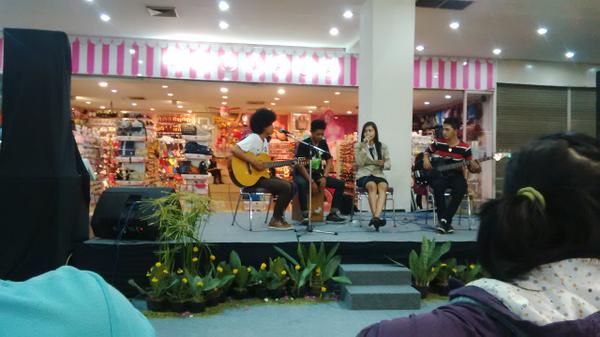 Akustik asik
At java supermall semarang.
With <a href="/ID_Escape/">Escape</a> feat <a href="/keyong_/">Ulya Khoirun N</a> <a href="/BoncelL_WDU/">Wahyu Dwii</a> 
And unknown girl \m/