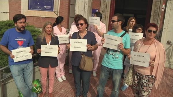 orainnoticias's tweet photo. VÍDEO: Enfermeras, médicos y sindicatos del Hospital de Basurto piden la dimisión de #Mato http://t.co/pLlOAnLY6p http://t.co/MdYH4gvxvU
