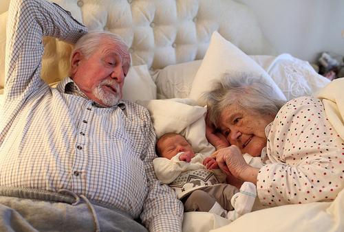perfectbabiez's tweet photo. Baby and grandparents http://t.co/4FxSqoPRfF