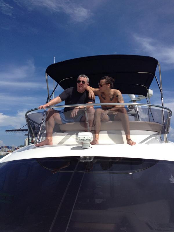1DUpdatesFRA's tweet image. Harry et son père à Miami :)