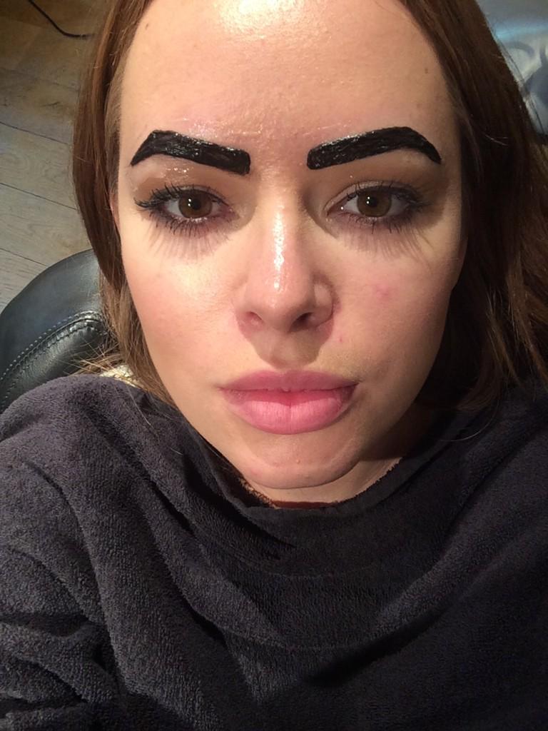 Девушка с накачеными бровями. Бровью не повел. Некрасивые брови у девушек. Смешные брови у девушек. Бровью не повел.