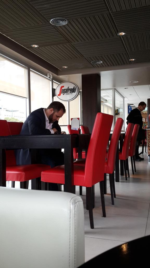 Porteros. Maestros. Empleados. Todos sufren mientras vos comes y no haces nada de nada <a href="/Chsomostodos/">Chubut Somos Todos</a> <a href="/gcarpinteroOk/">Pajaro</a>