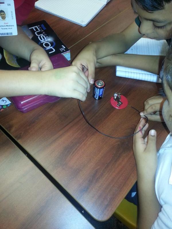 DeLeonlearners's tweet photo. We love science! #Exploringcircuits http://t.co/cyZHUKwjNx