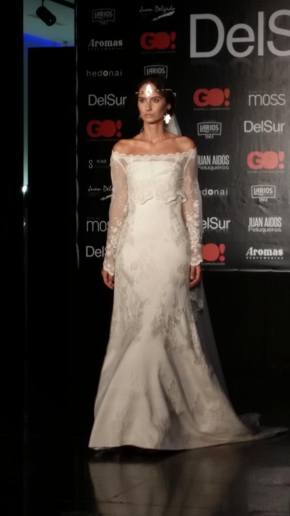 claudi_alfaro's tweet photo. Elegantísima colección de #novias de @AngelesVerano en @PasarelaDS con complementos de @Marga_Macias #Pds014 http://t.co/YVkPasxQDU