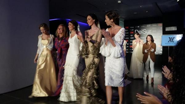 claudi_alfaro's tweet photo. Elegantísima colección de #novias de @AngelesVerano en @PasarelaDS con complementos de @Marga_Macias #Pds014 http://t.co/YVkPasxQDU