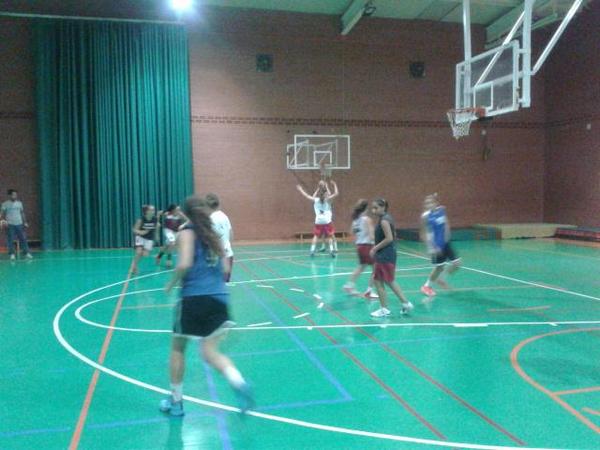 ucacb's tweet photo. Las cadete/juniors de UCA siguen trabajando duro para el inicio de temporada http://t.co/Ap1QO9G715