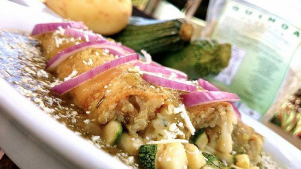 Manyee_cancun's tweet photo. Enchiladas vegetarianas: papa, quinoa y calabaza, con salsa a elección: verde, frijol y poblana. #menumanyee http://t.co/pFdTdsGgY8