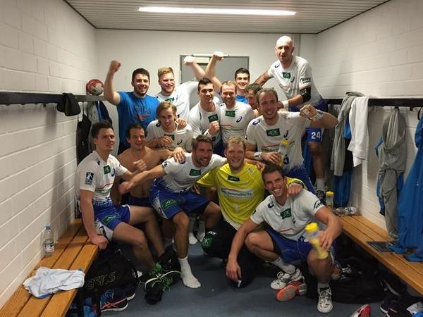 hsvhandball's tweet photo. Grüße aus der #SiegerKabine 😉 #wirsind8 #scmhsv http://t.co/1ildsdq3Oi