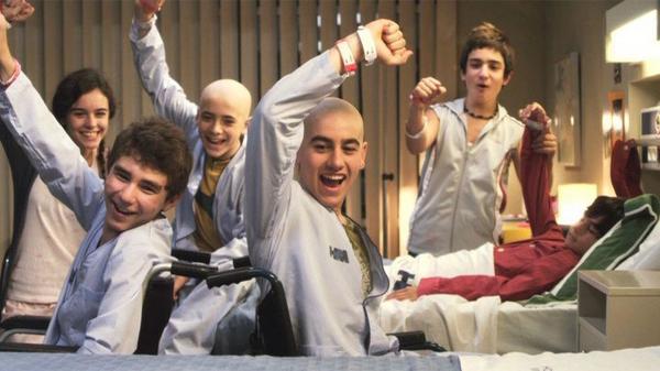 RedBandSocietyB's tweet image. RT IF YOU LIKE AMERICAN #RedBandSociety MORE OR FAV IF YOU LIKE THE REAL RBS MORE  red-band-society.blogspot.com