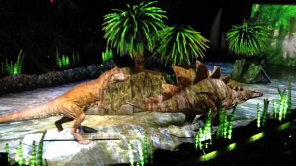 jjjeremyjohn's tweet photo. Dino fight! @dinoslive @mtscentre #DinosLiveMTS http://t.co/fHxHRuDPj7 http://t.co/yKPUUYb1Fo