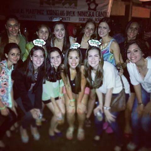 Mica_CabelloCh's tweet photo. Compañeras!! Amigas!! Trabajando por la facu!! @rpm_fiuna es la onda! Genial recuerdo 2013 http://t.co/APfJYKHOhL