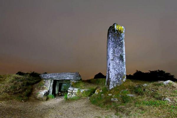 Kent_Bro_Glazik's tweet photo. <PHOTO> de http://t.co/Qp5EIj0bMo "Les pierres plates de Locmariaquer" envoûtantes #Bretagne http://t.co/lRCuGilfDL
