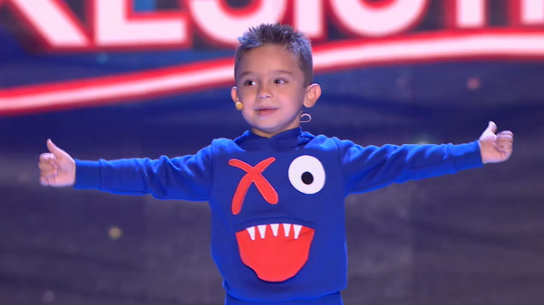 telecincoes's tweet photo. VÍDEO Tres dieces #PequeñosGigantes5 
'¡Ese público de mis amoreh! ¡vámonos, que vamonos!' http://t.co/CplYoMb0wQ http://t.co/ygbBifVduz